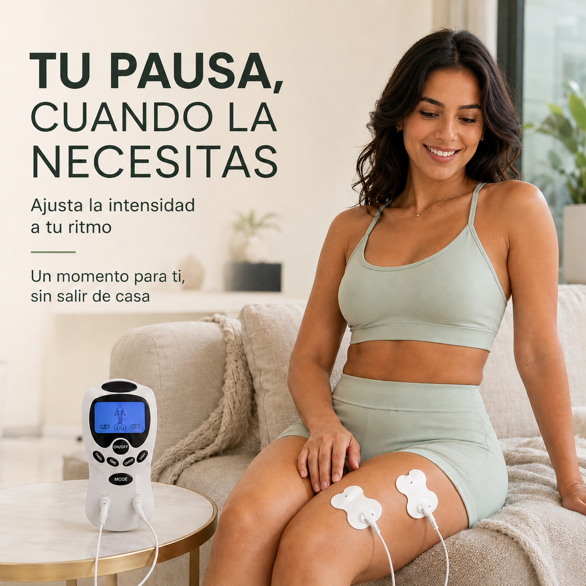 Mujer usando electroestimulador digital en casa con intensidad ajustable